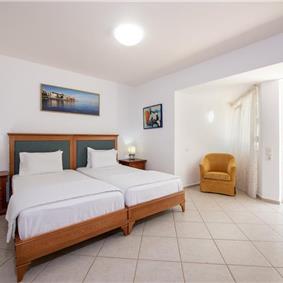4 bedroom villa with pool close to beach on Akrotiri peninsula, sleeps 8